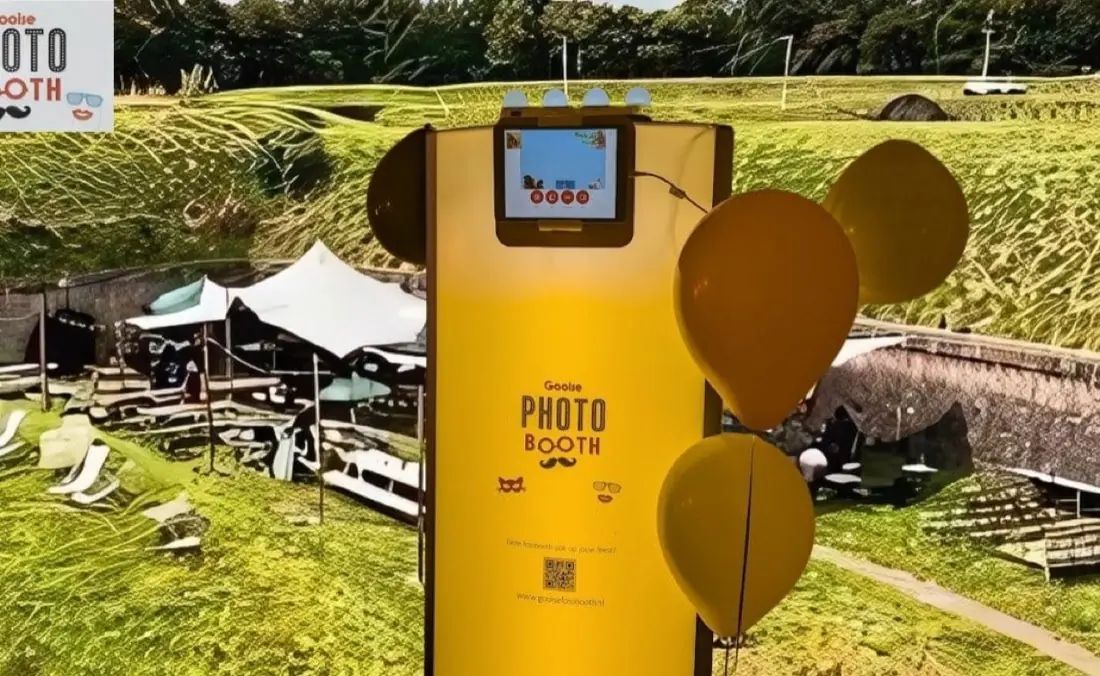 De Gooise Fotobooth met gouden ballonnen op het terrein van Comenius Brouwerij in Naarden-Vesting