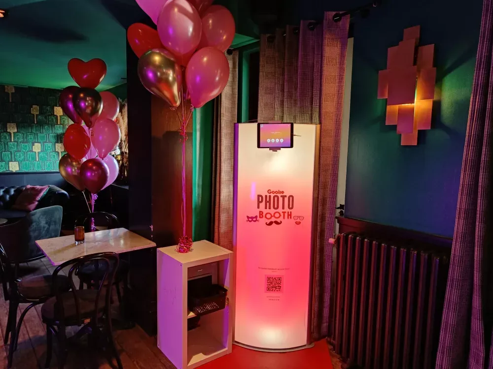 Fotobooth huren in ’t Gooi – Gooise Fotobooth rode uitvoering op bruiloft